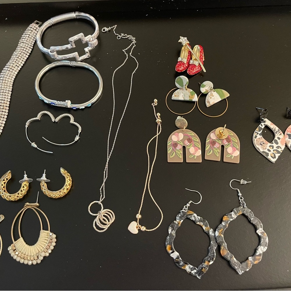 13 Costume Silver tone and Gold tone Women's Jewelry fun lot of costume jewelry